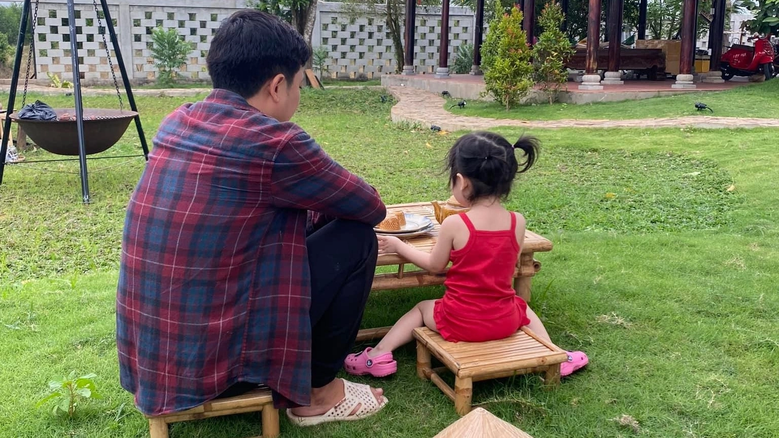 Trường Giang dạo chơi cùng con gái trong vườn nhà rộng nghìn m2