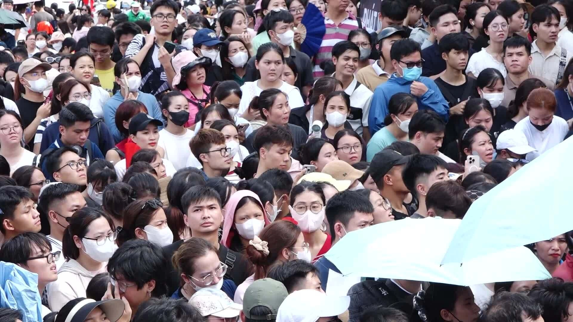 Chen lấn lấy vé concert