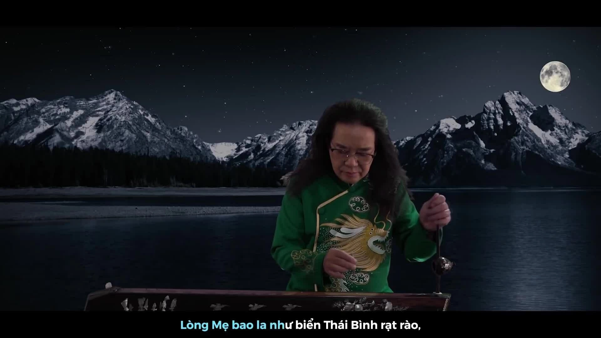 Nghệ sĩ đàn bầu Phạm Đức Thành chơi bài 'Lòng mẹ'