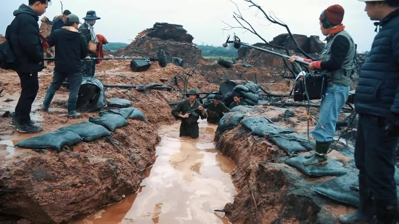 Một cảnh hậu trường trong 'Mưa đỏ'