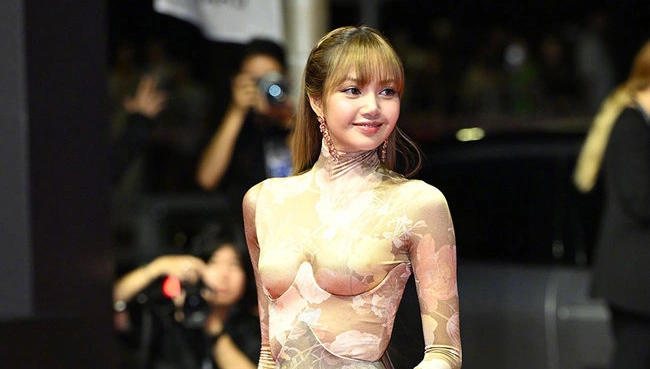 Lisa trên thảm đỏ Liên hoan phim Busan 2025