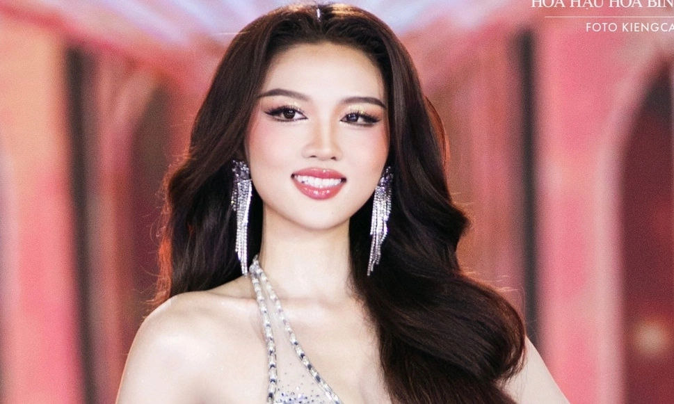 Á hậu Thu Ngân catwalk