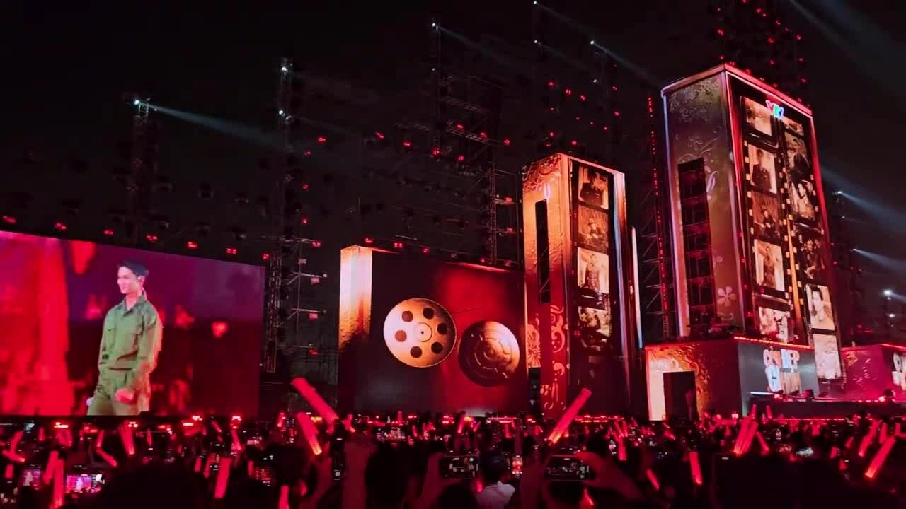 Vũ, Nguyễn Hùng hát 'Còn gì đẹp hơn'
