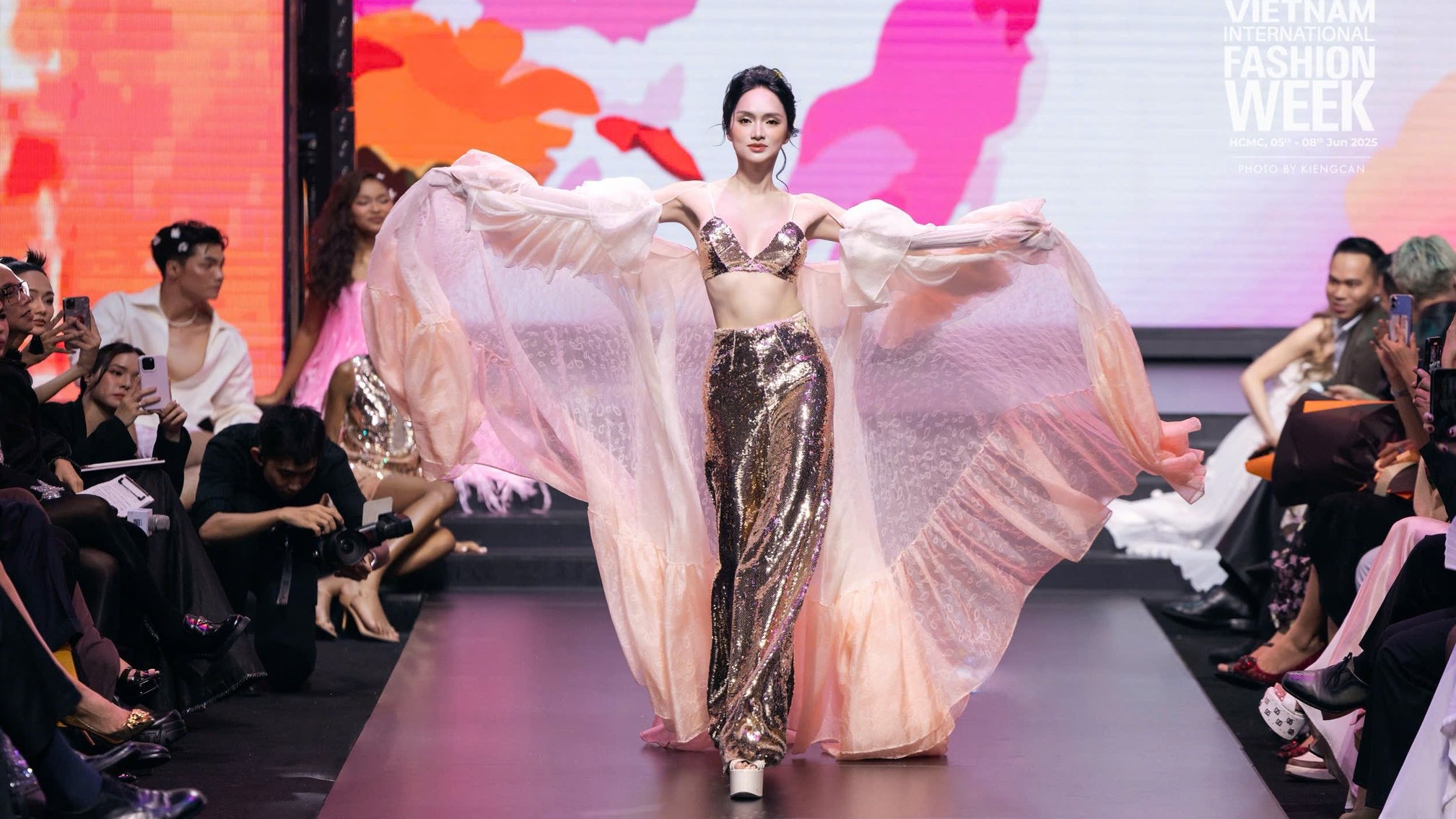 Hương Giang trên sàn diễn thời trang.