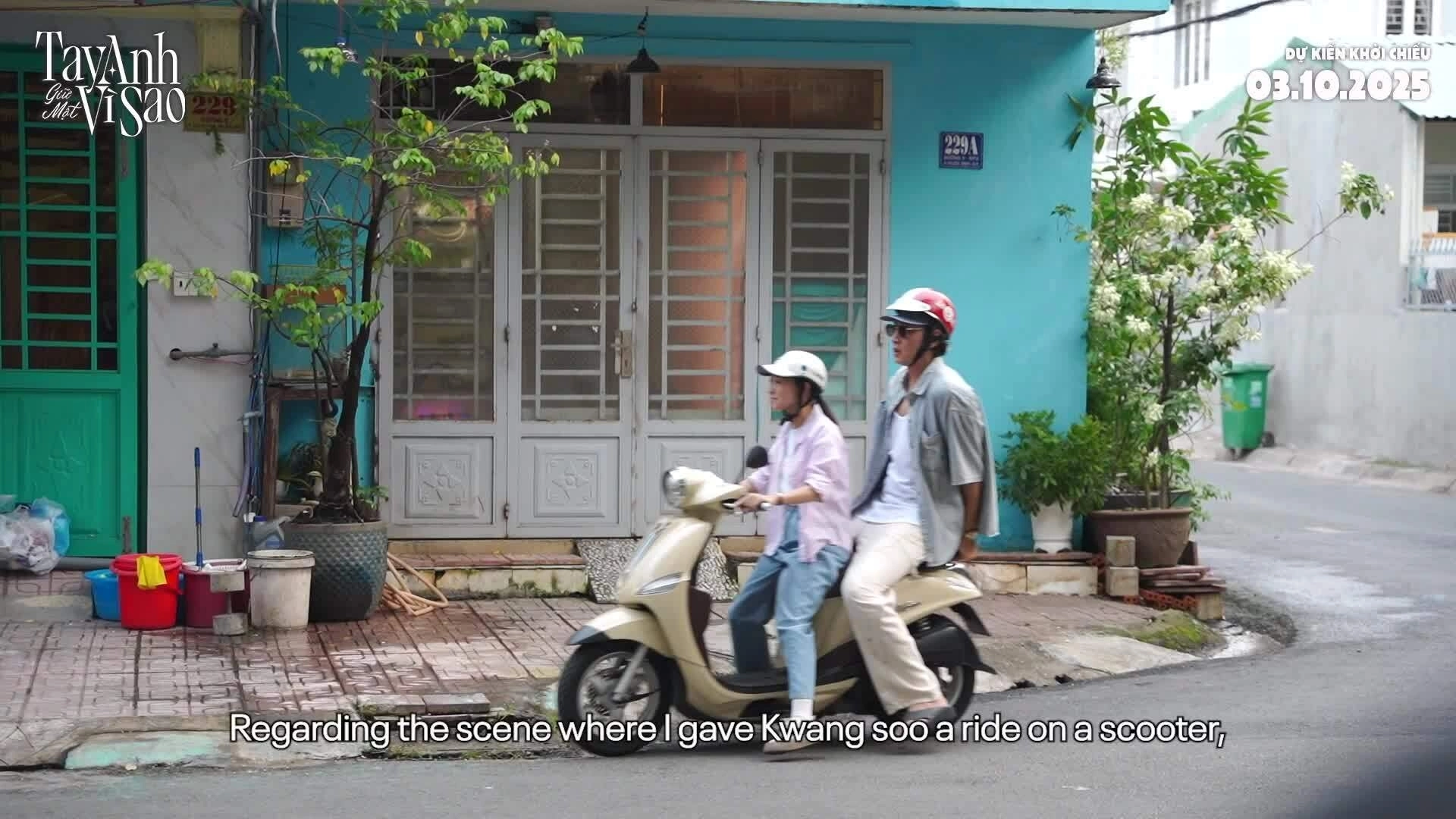 Hậu trường tài tử Hàn Lee Kwang Soo lần đầu đi xe máy ở Việt Nam.