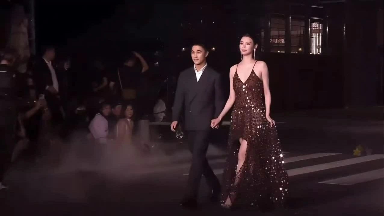 Hề Mộng Dao sánh đôi chồng trên thảm đỏ