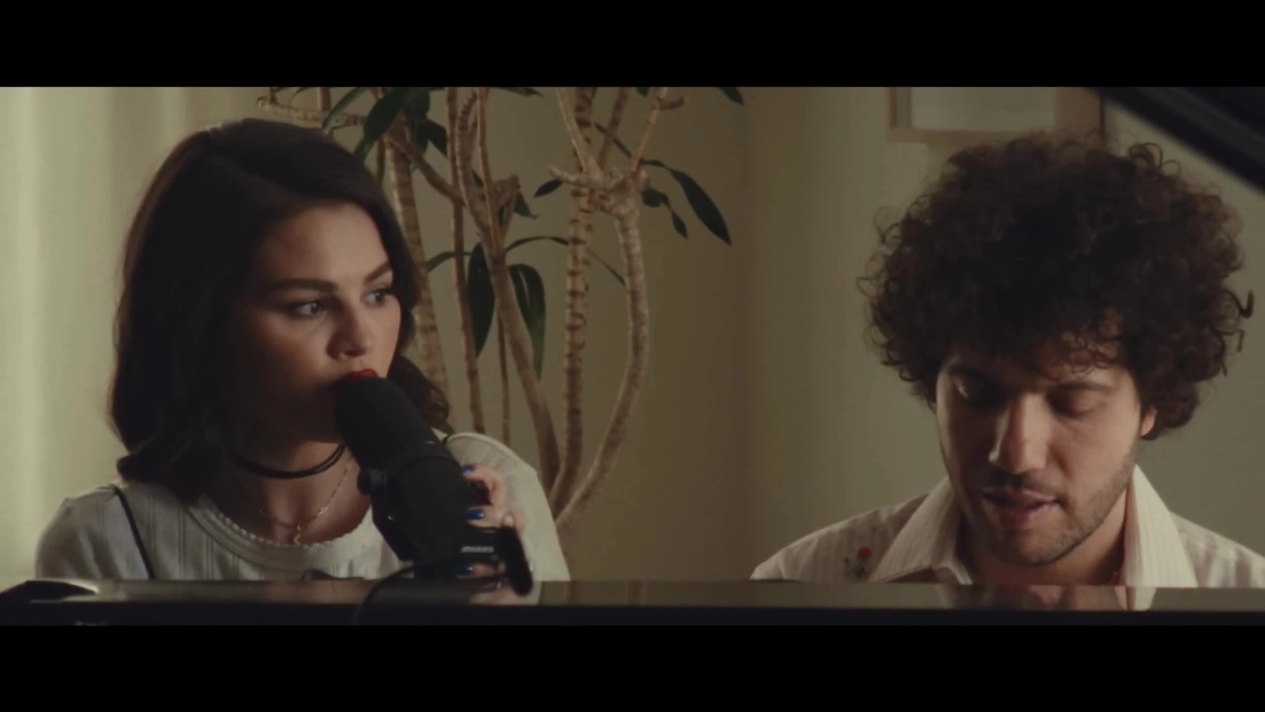 Selena Gomez và Benny Blanco biểu diễn ca khúc "Scared of Loving you"