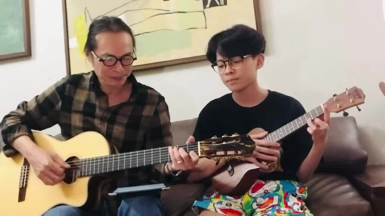 Trần Lực đàn guitar hát "Nàng thơ" (Hoàng Dũng) cùng con trai năm 2022