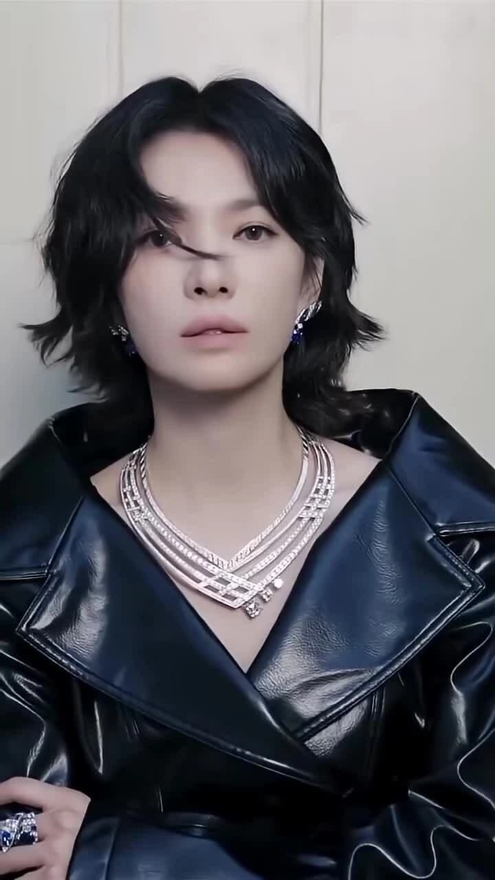 Song Hye Kyo trên tạp chí Vogue Korea số tháng 10/2025