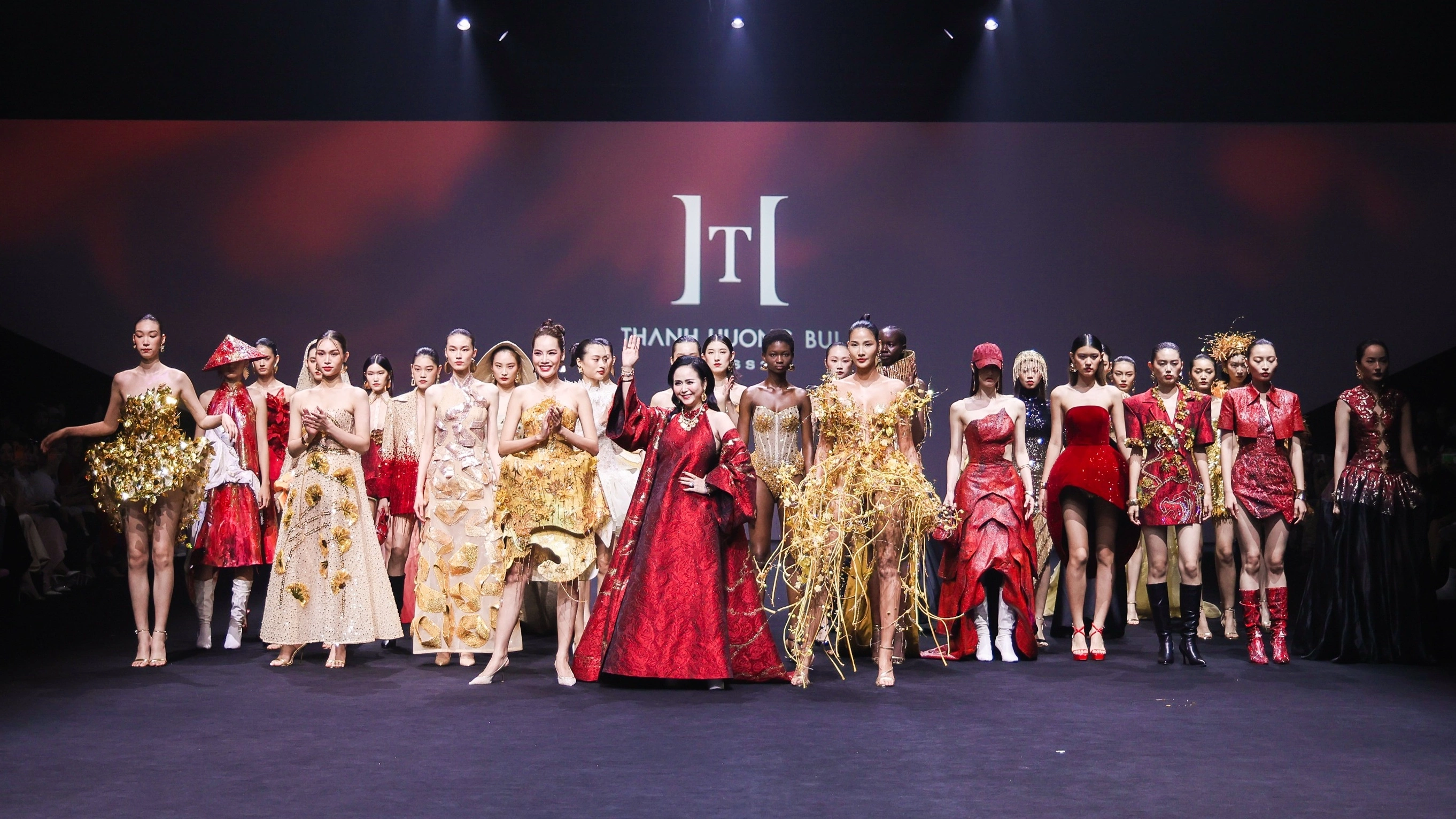 Nhà thiết kế Thanh Hương Bùi cùng các "nàng thơ" chào kết show