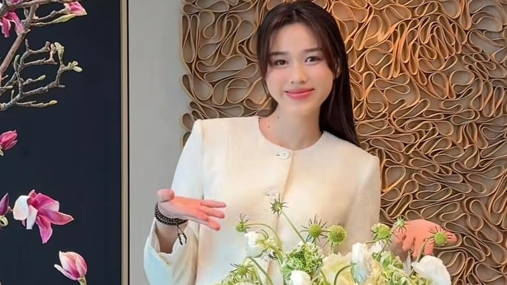 Đỗ Thị Hà thích cắm hoa