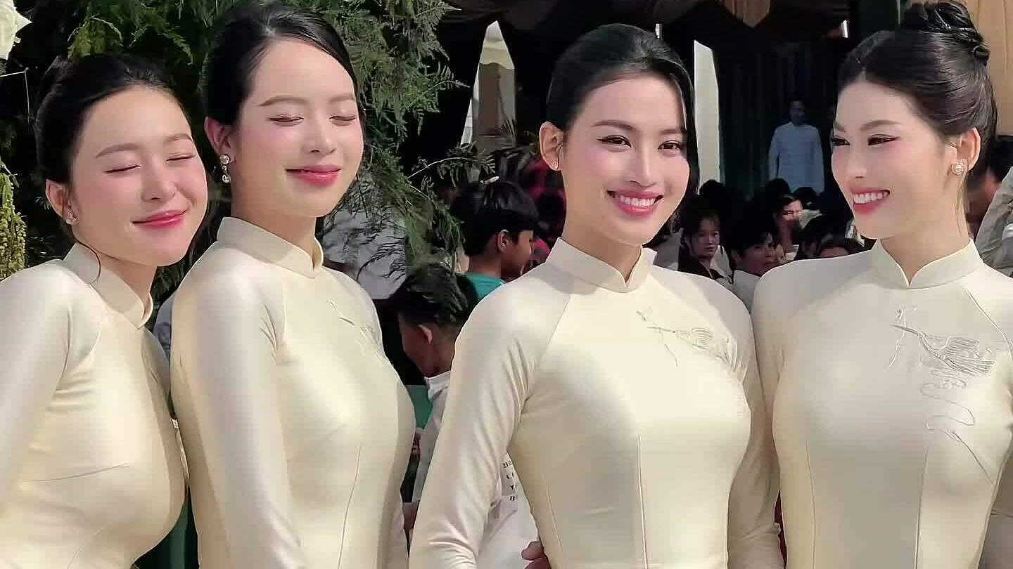 Dàn phù dâu tại lễ ăn hỏi của Hoa hậu Đỗ Thị Hà