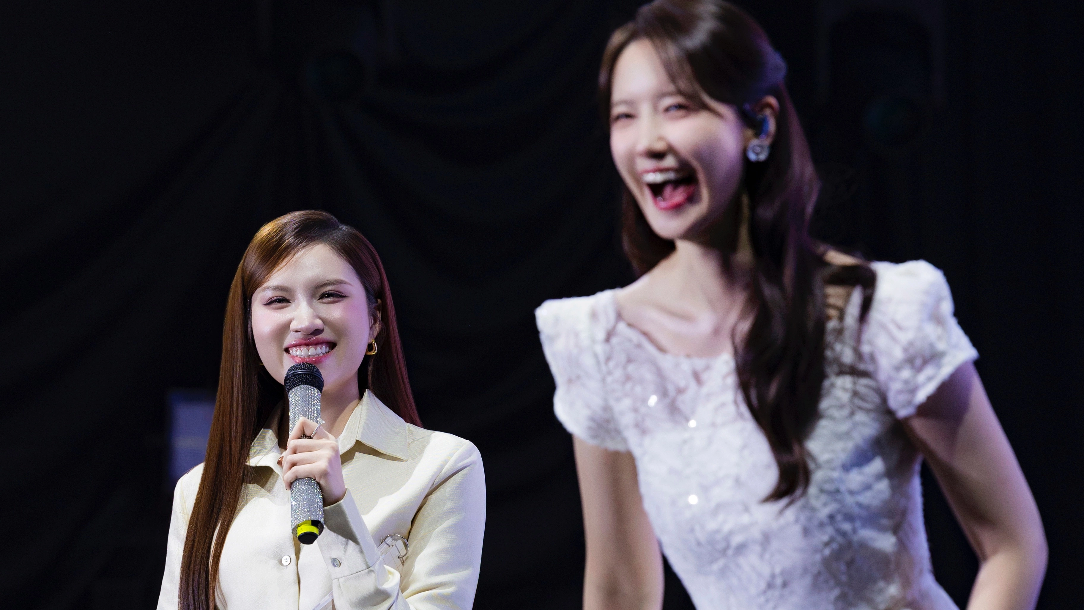 'Nữ thần' Yoona thích thú tạo dáng với nón lá
