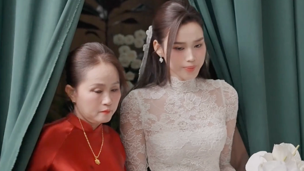 Đỗ Thị Hà khóc tại lễ rước dâu