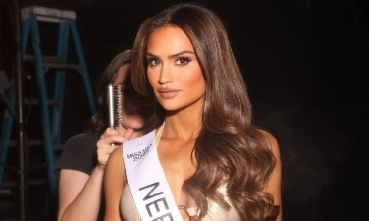 Miss USA 2025 trong phần thi áo tắm, dạ hội