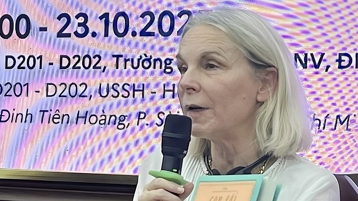 Nhà văn Camille Laurens kể quá khứ bị lạm dụng