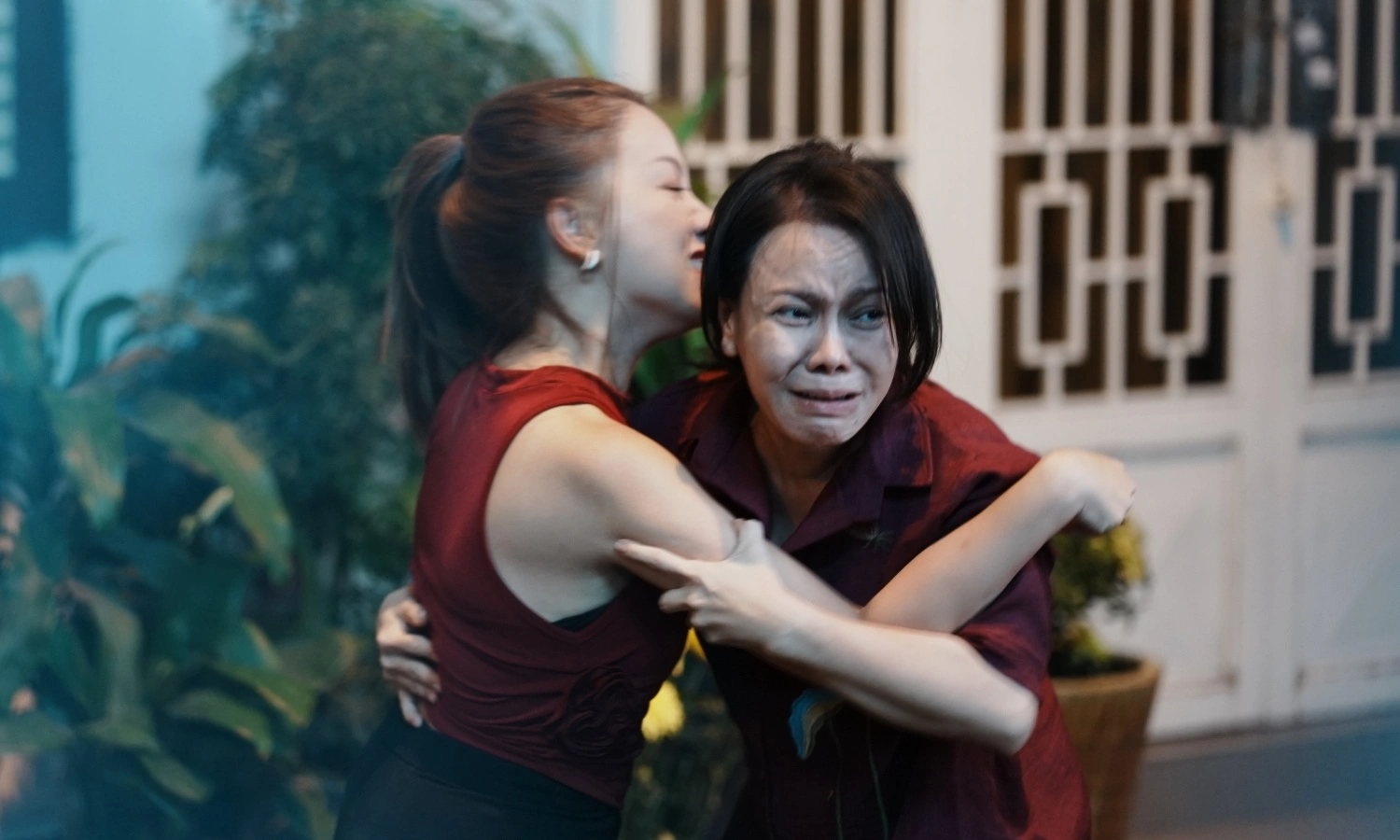 Cảnh bà Hậu (Việt Hương) tranh cãi với con gái (Băng Di) sau khi phát hiện cô bị đánh ghen