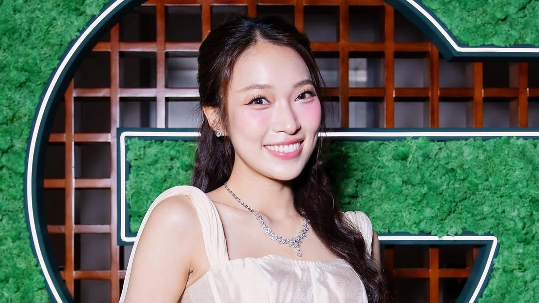 MC Khánh Vy diện đầm xếp ly dự sự kiện