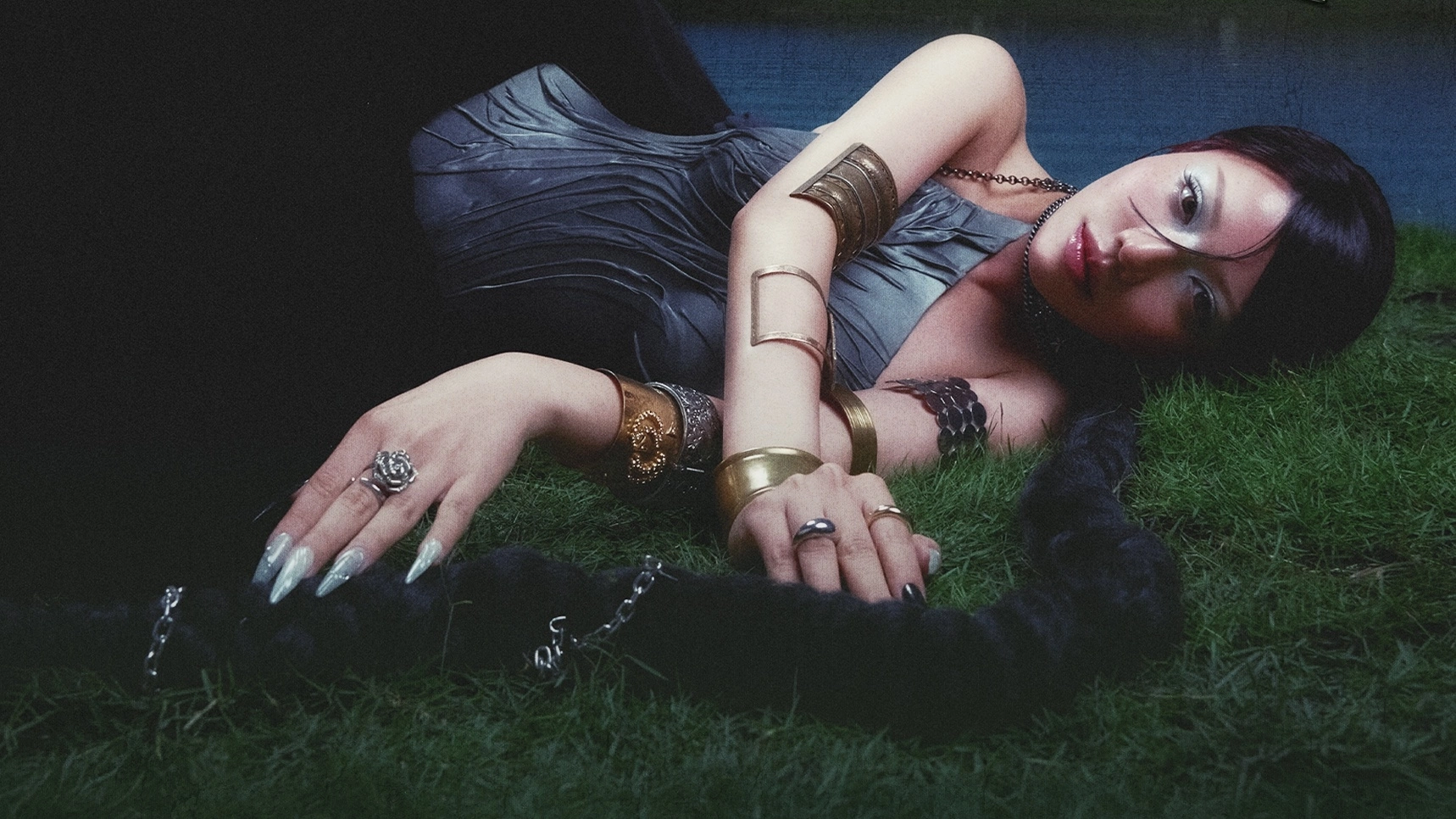 Phùng Khánh Linh hát "Tâm sự với đêm một mình"