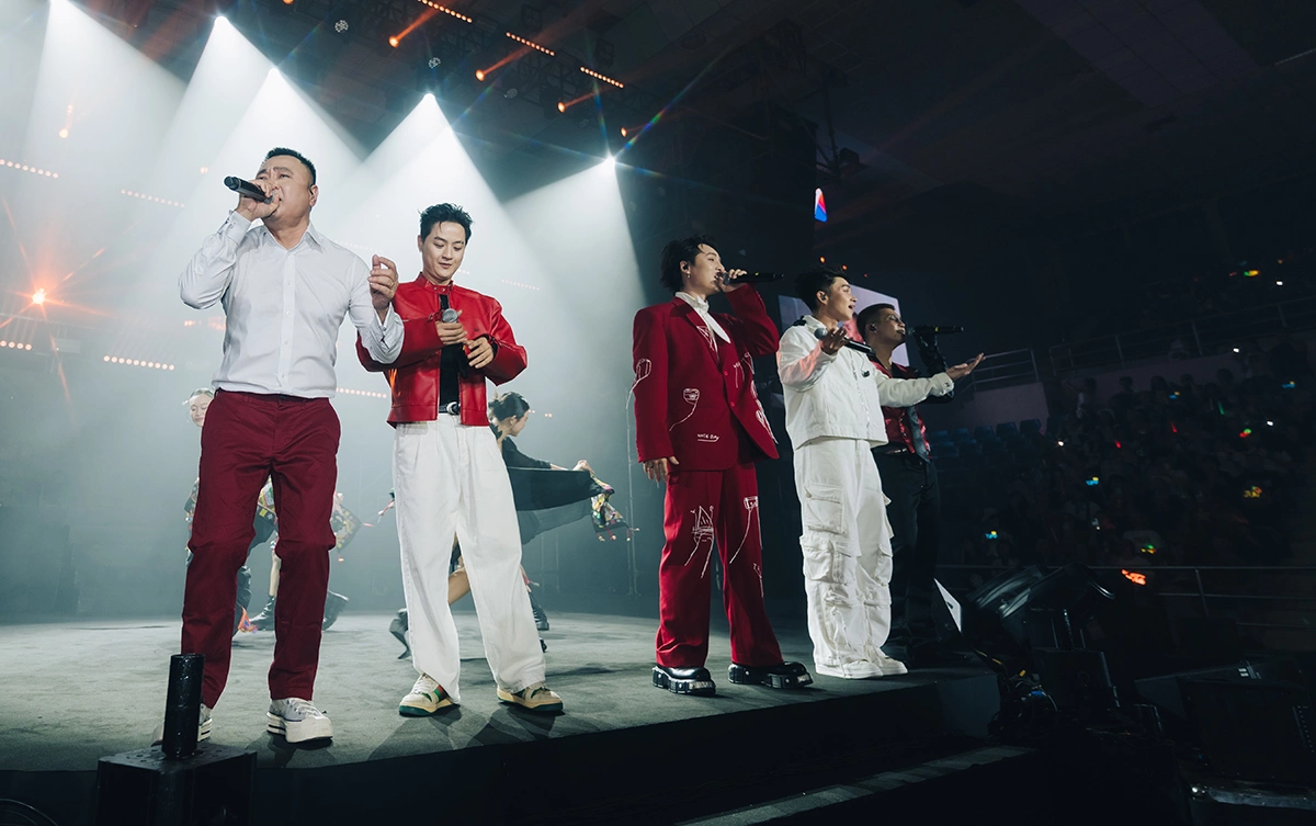 Dàn ca sĩ hát "Chiếc khăn Piêu"