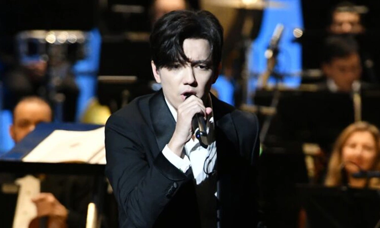 Dimash Kudaiberge hát "Hymne à l'amour"
