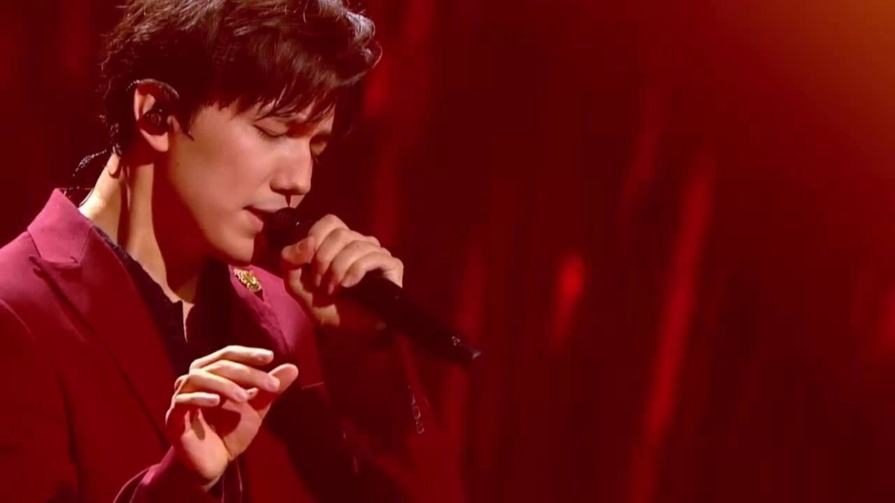 Dimash Qudaibergen hát bài "SOS d'un terrien en détresse"
