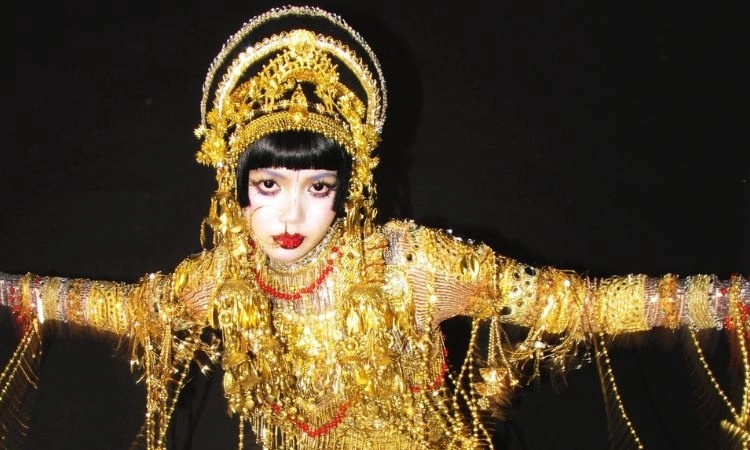 Lisa hóa trang thành Golden Woman