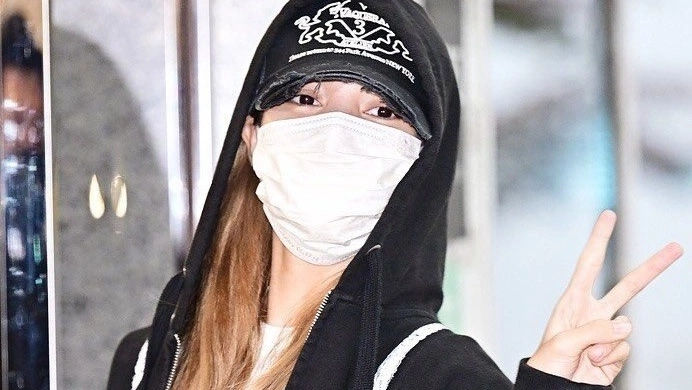 Lisa gây phản ứng khi diện trang phục họa tiết nội y