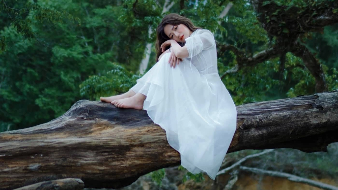 MV 'Hôm nay tôi buồn' của Phùng Khánh Linh