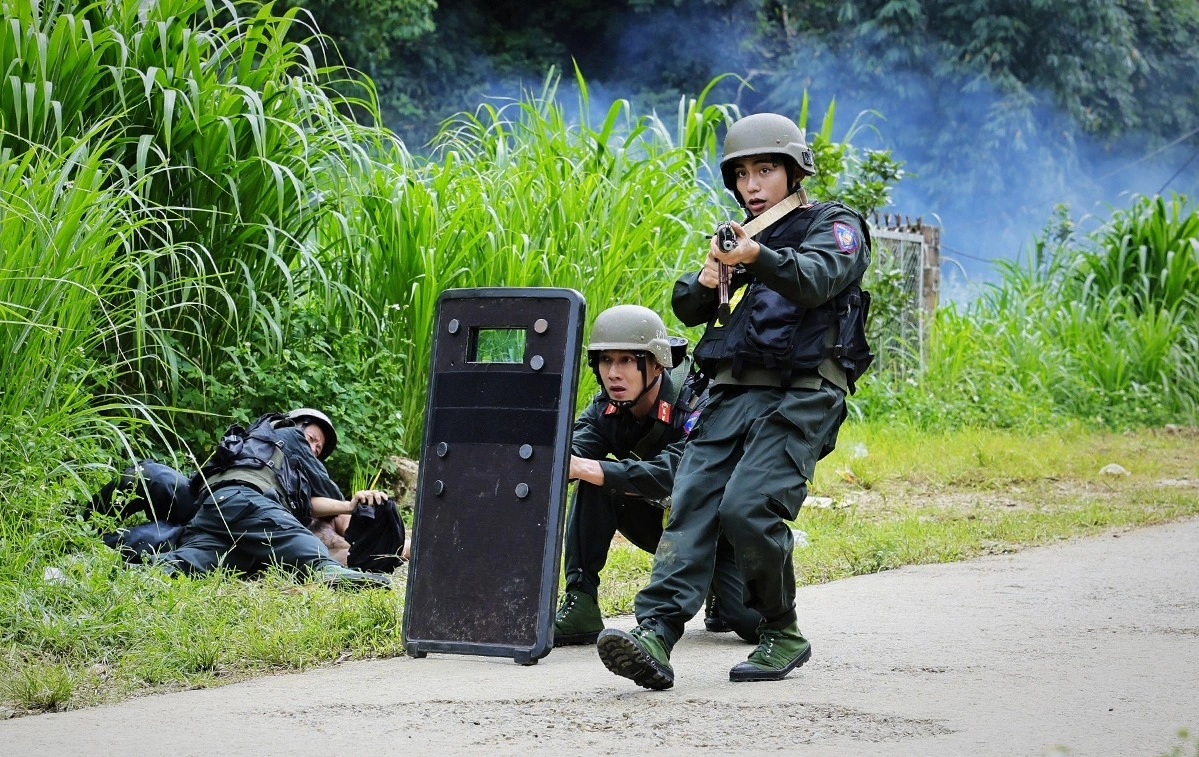 Các sao nam nhập vai khống chế đối tượng vận chuyển, buôn bán ma túy