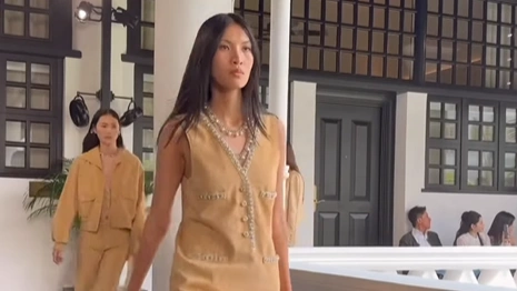 Huỳnh Tú Anh catwalk show Chanel ở Singapore