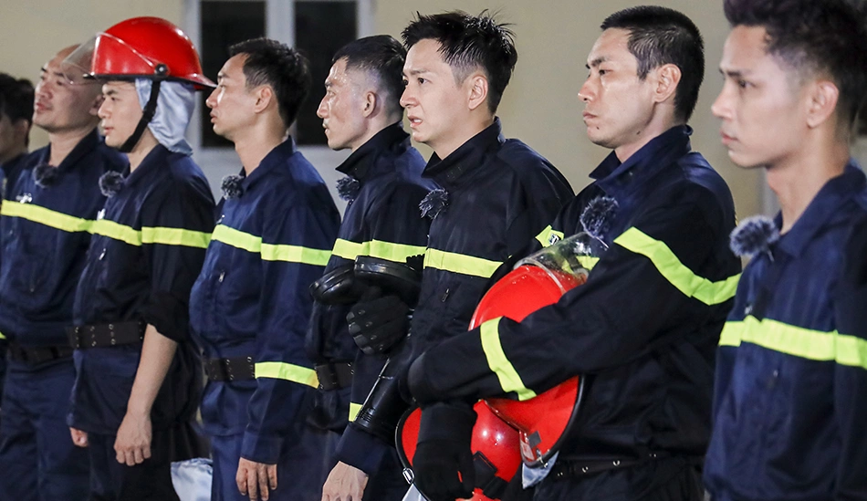 Khoảnh khắc đẹp của các sao Việt sau chữa cháy nhà kho