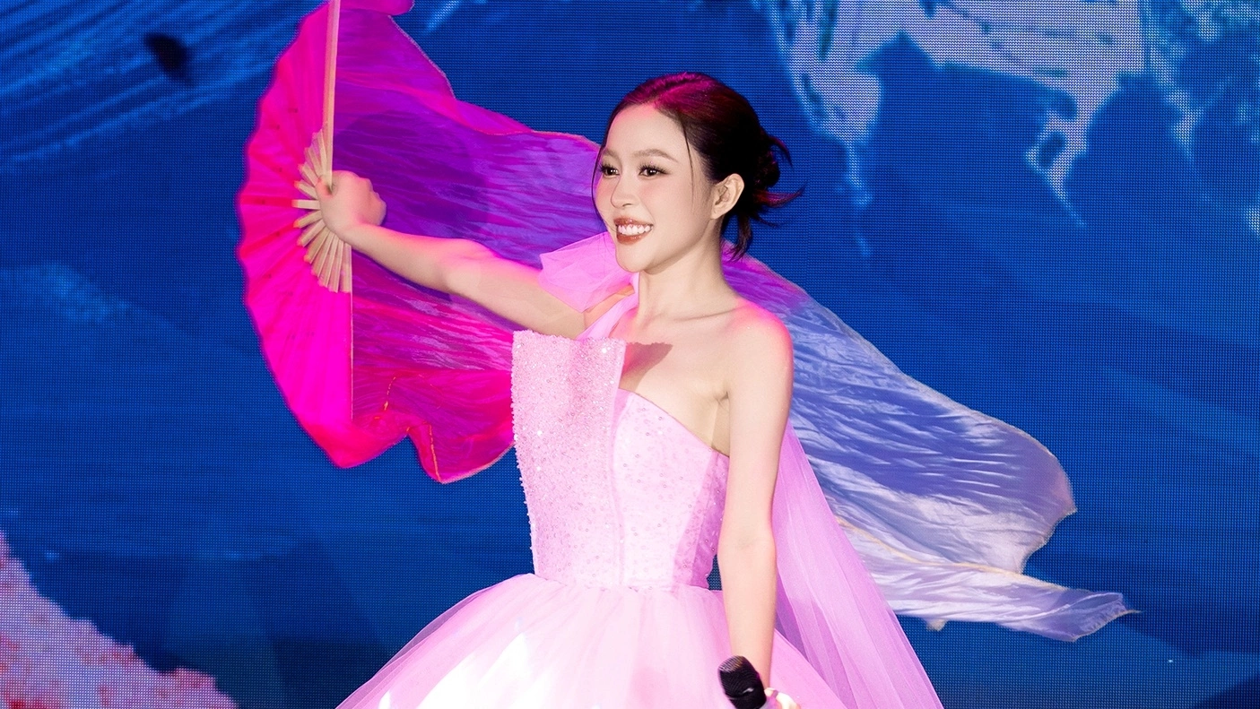 Kiều Duy hát, múa ba lê ở sự kiện