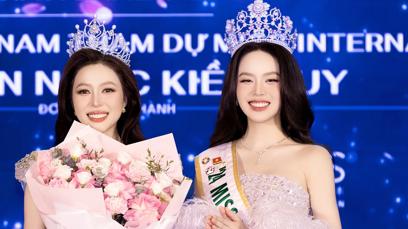 Thanh Thủy trao sash cho Kiều Duy thi Miss International