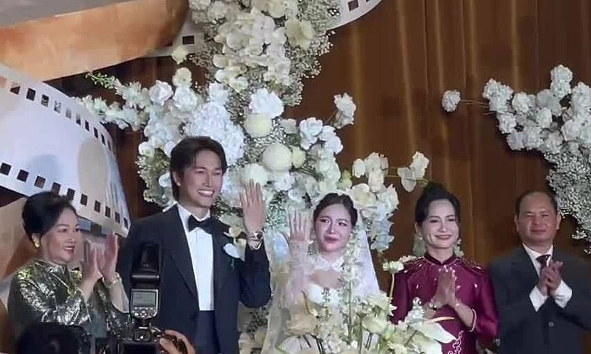 Đình Tú, Ngọc Huyền trao nhẫn cưới