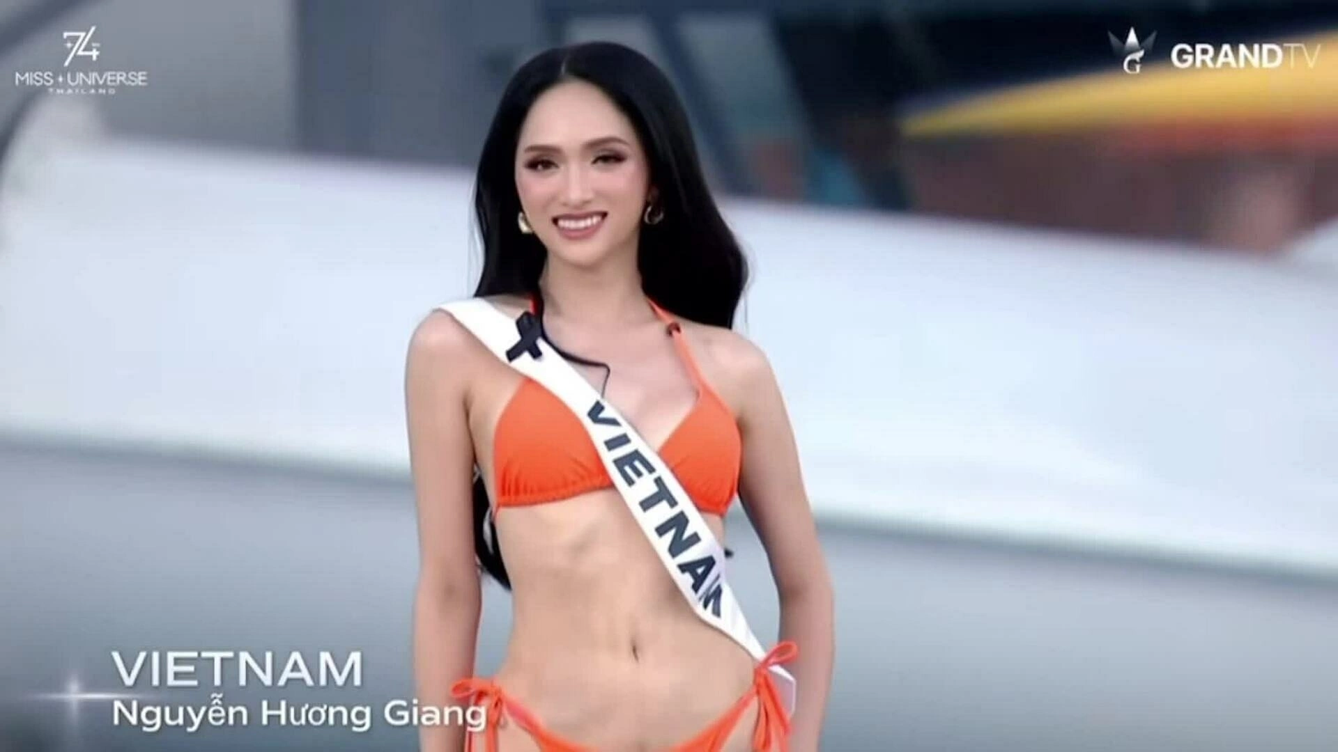 Hương Giang diễn áo tắm tại Miss Universe