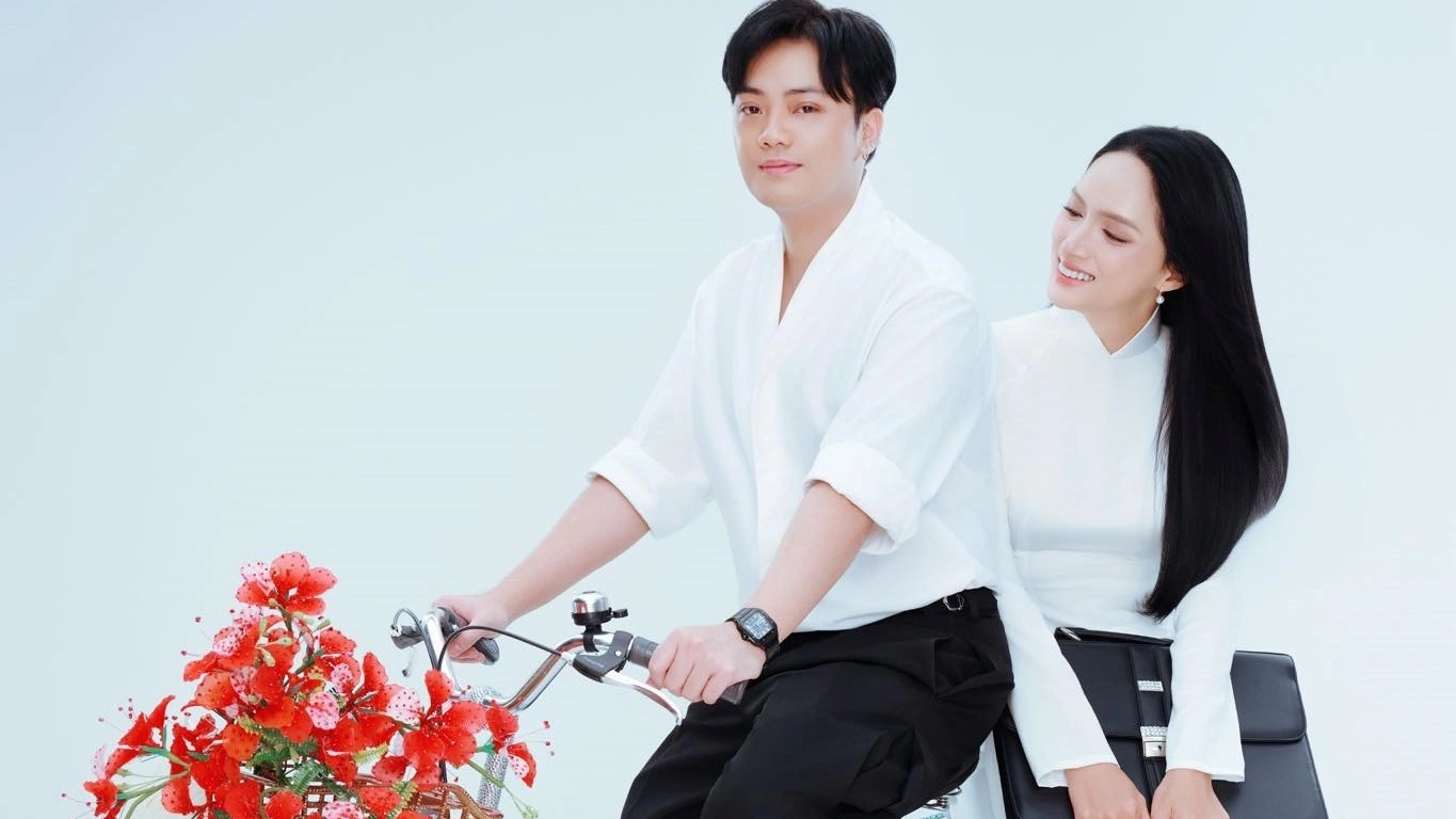 Hậu trường thử trang phục dân tộc mang đến Miss Universe của Hương Giang