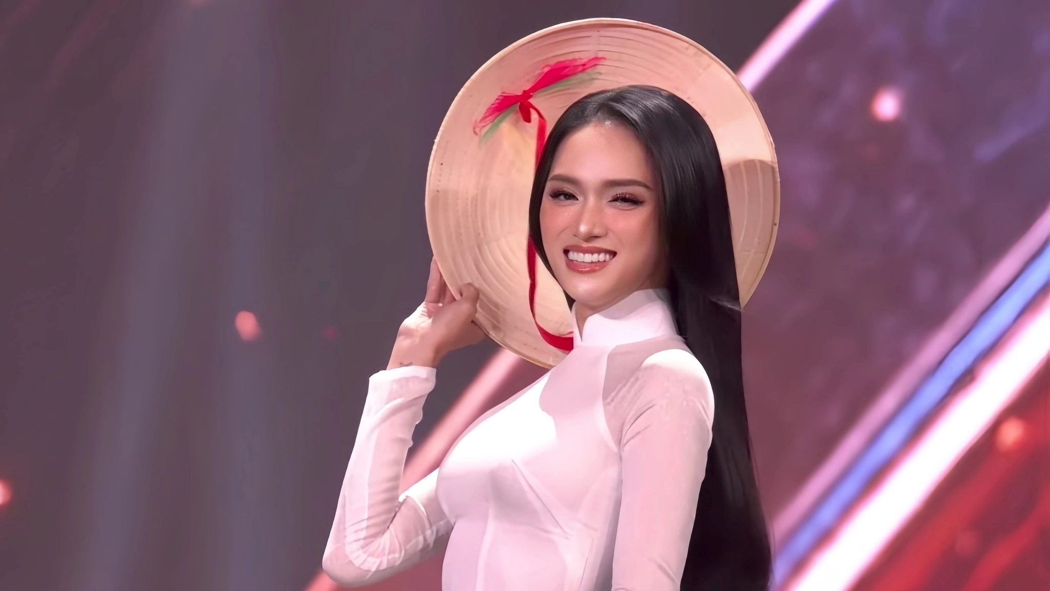 Hương Giang tái hiện hình ảnh nữ sinh ở Miss Universe