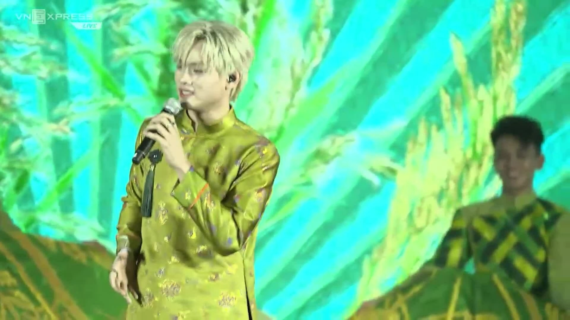 buitruonglinh trình diễn ca khúc 'Thịnh vượng Việt Nam sáng ngời'