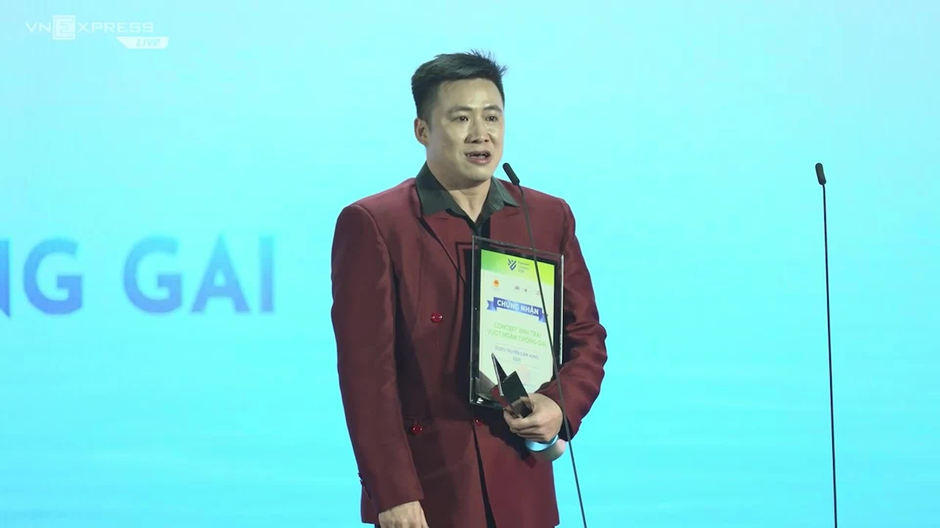 Đại diện êkíp Anh trai vượt ngàn chông gai nhận giải 'Video truyền cảm hứng'