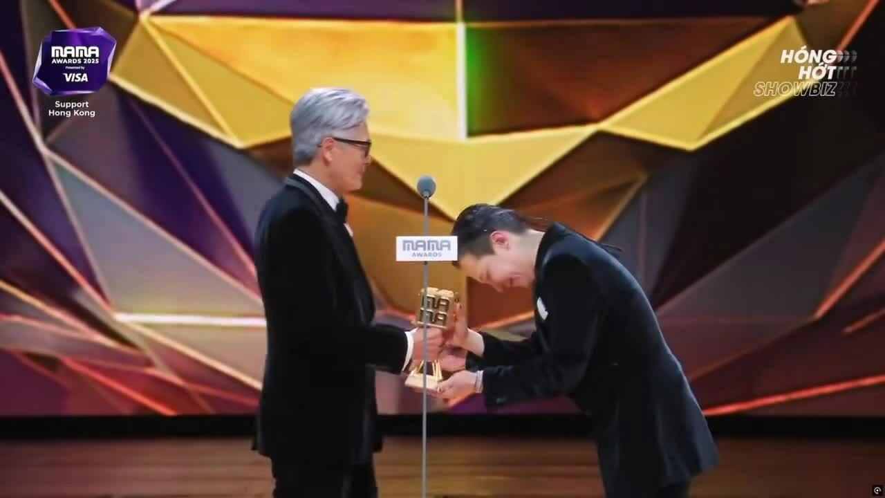 Châu Nhuận Phát nhún nhảy theo nhạc trong lúc trao giải cho G-Dragon ở MAMA 2025