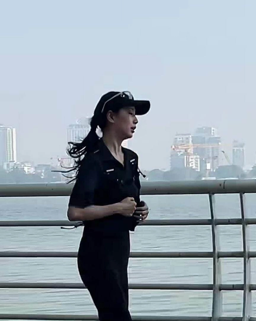 Suzy chạy bộ ở Hồ Tây (Hà Nội)