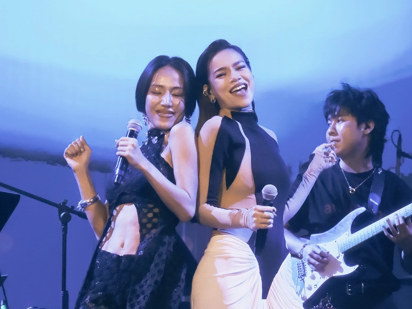 Hồ Ngọc Hà làm mới hit 'Cô đơn trên sofa'