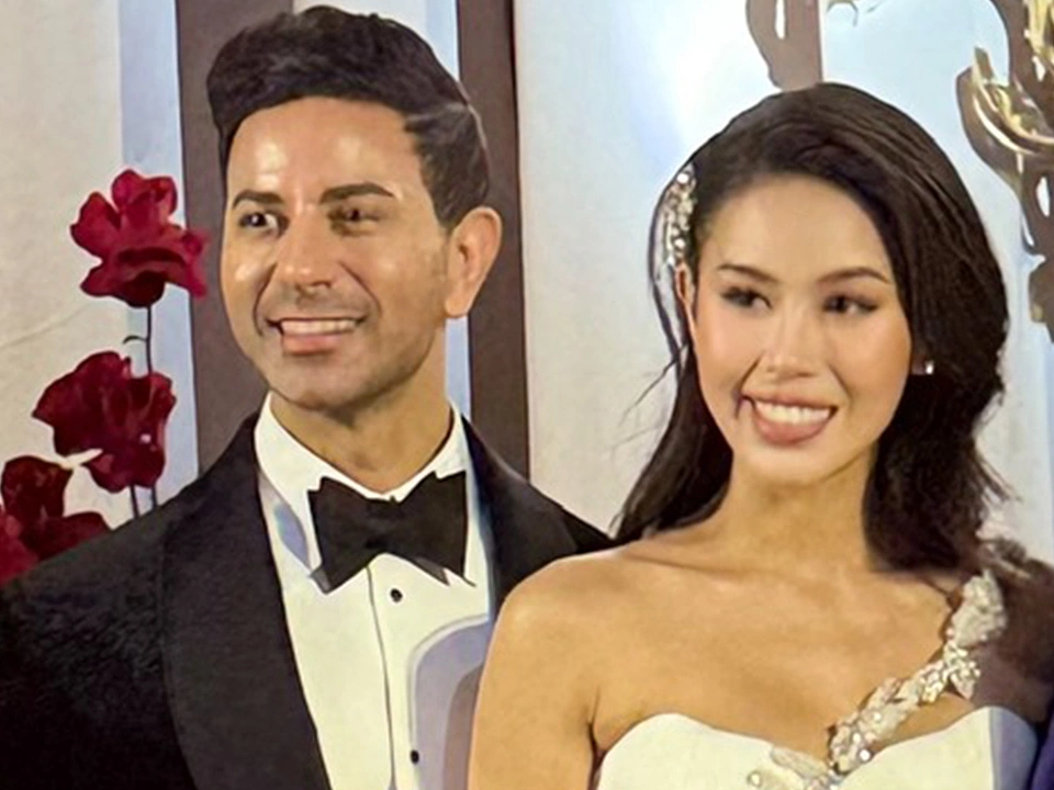 Vợ chồng Tiên Nguyễn giao lưu khách mời trong tiệc cưới.