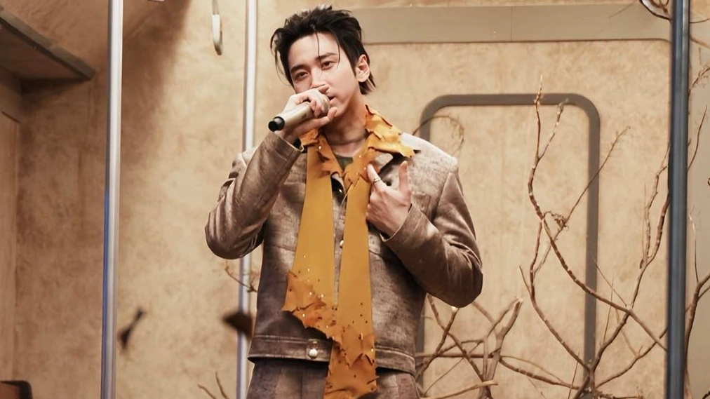 Karik trong tiết mục "Người như anh xứng đáng cô đơn"