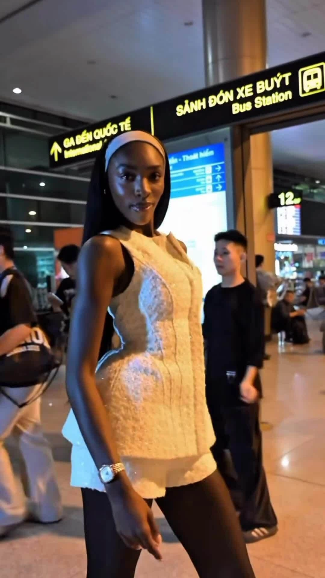 'Á hậu Miss Universe bỏ danh hiệu' gây chú ý khi đến Việt Nam