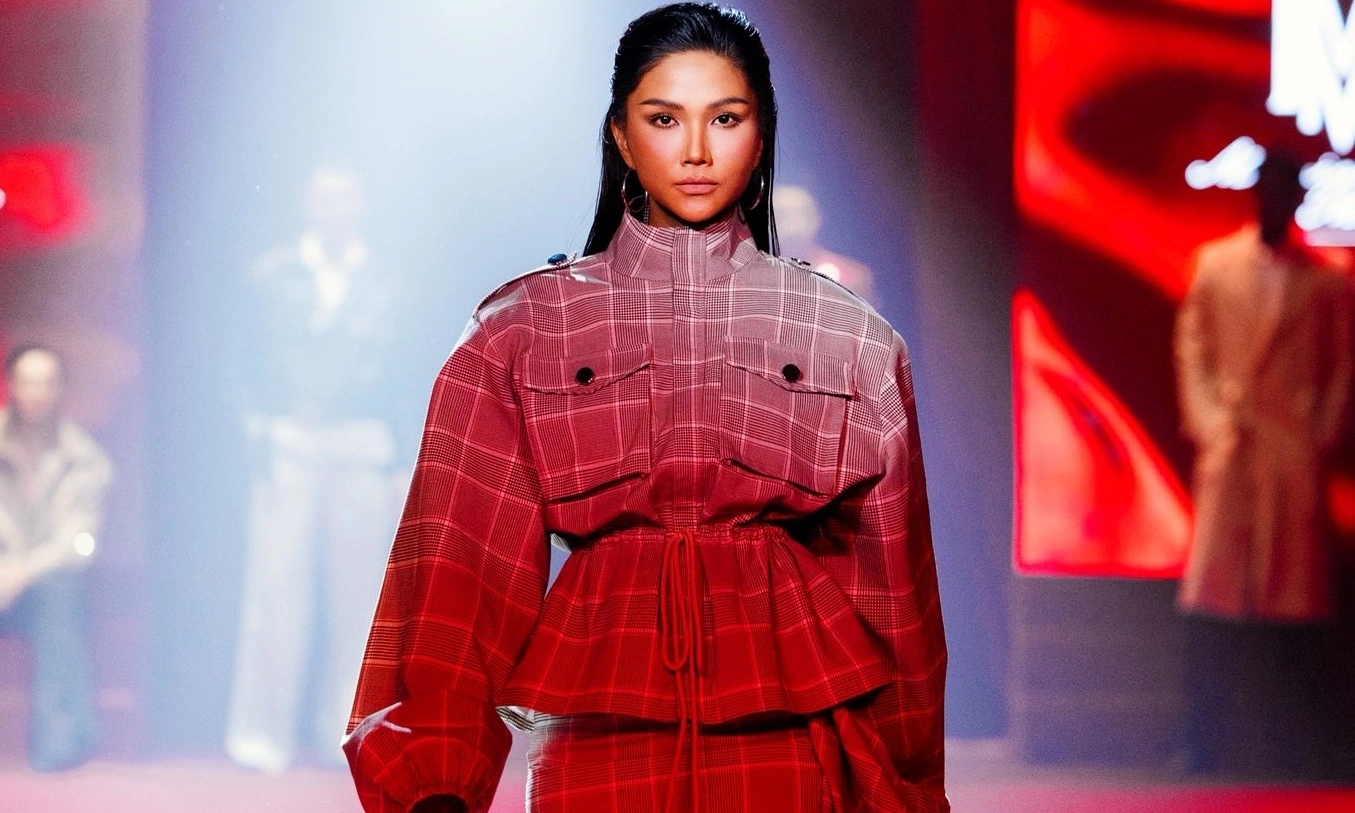 H'Hen Niê lần đầu catwalk sau sinh con