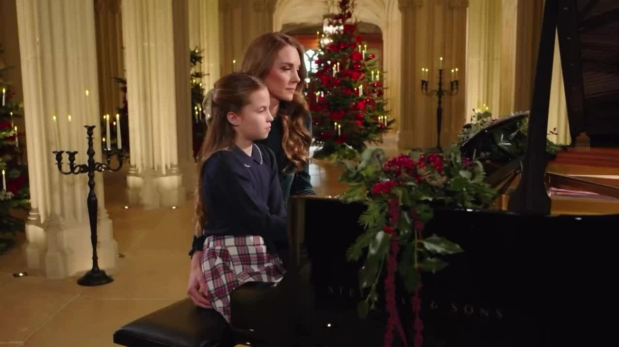 Vương phi Kate và con gái Charlotte song tấu piano