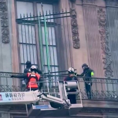 Bảo tàng Louvre lắp song sắt khu vực bị trộm