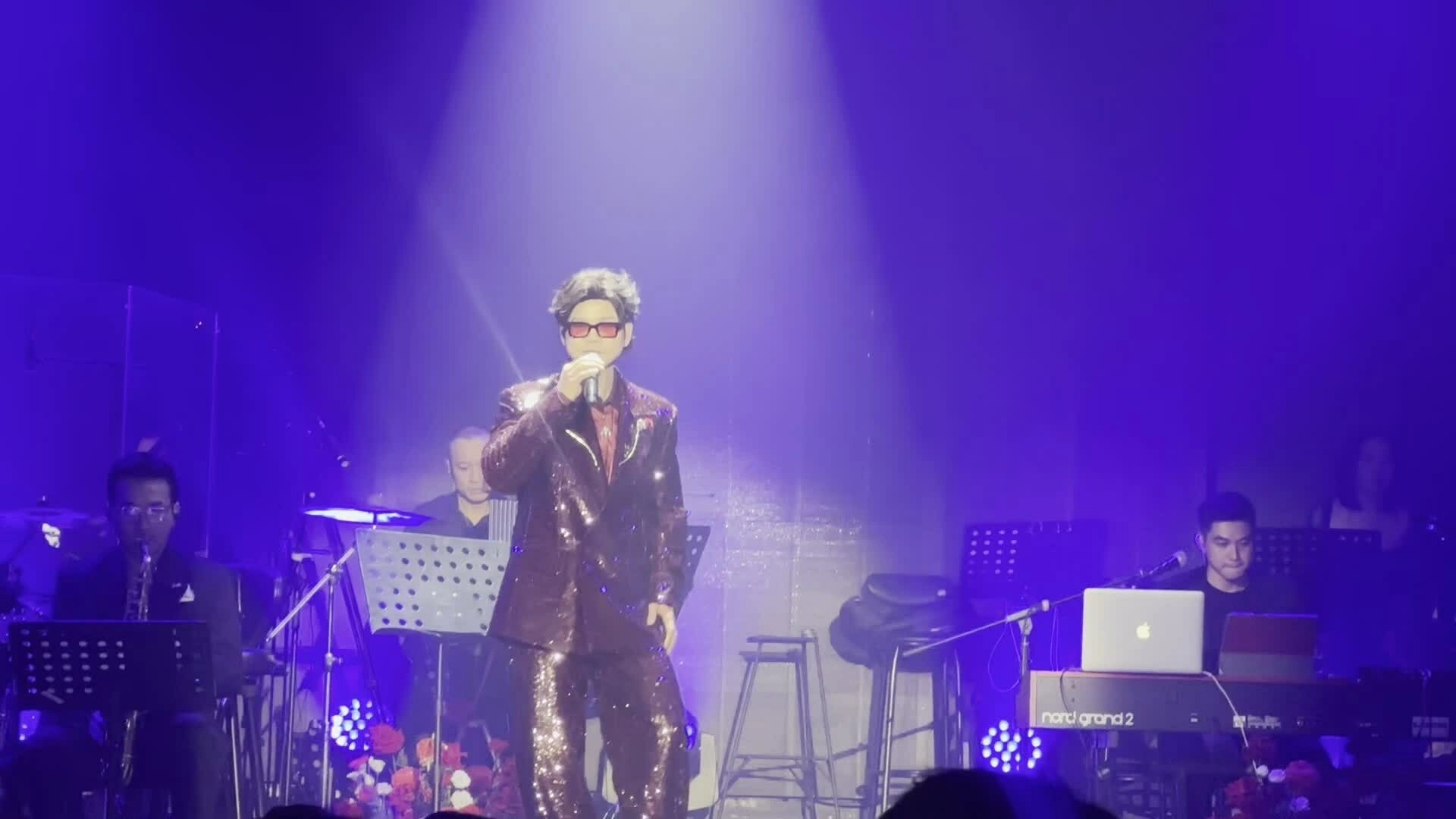 Phan Đinh Tùng hát 'Người tình mùa đông'